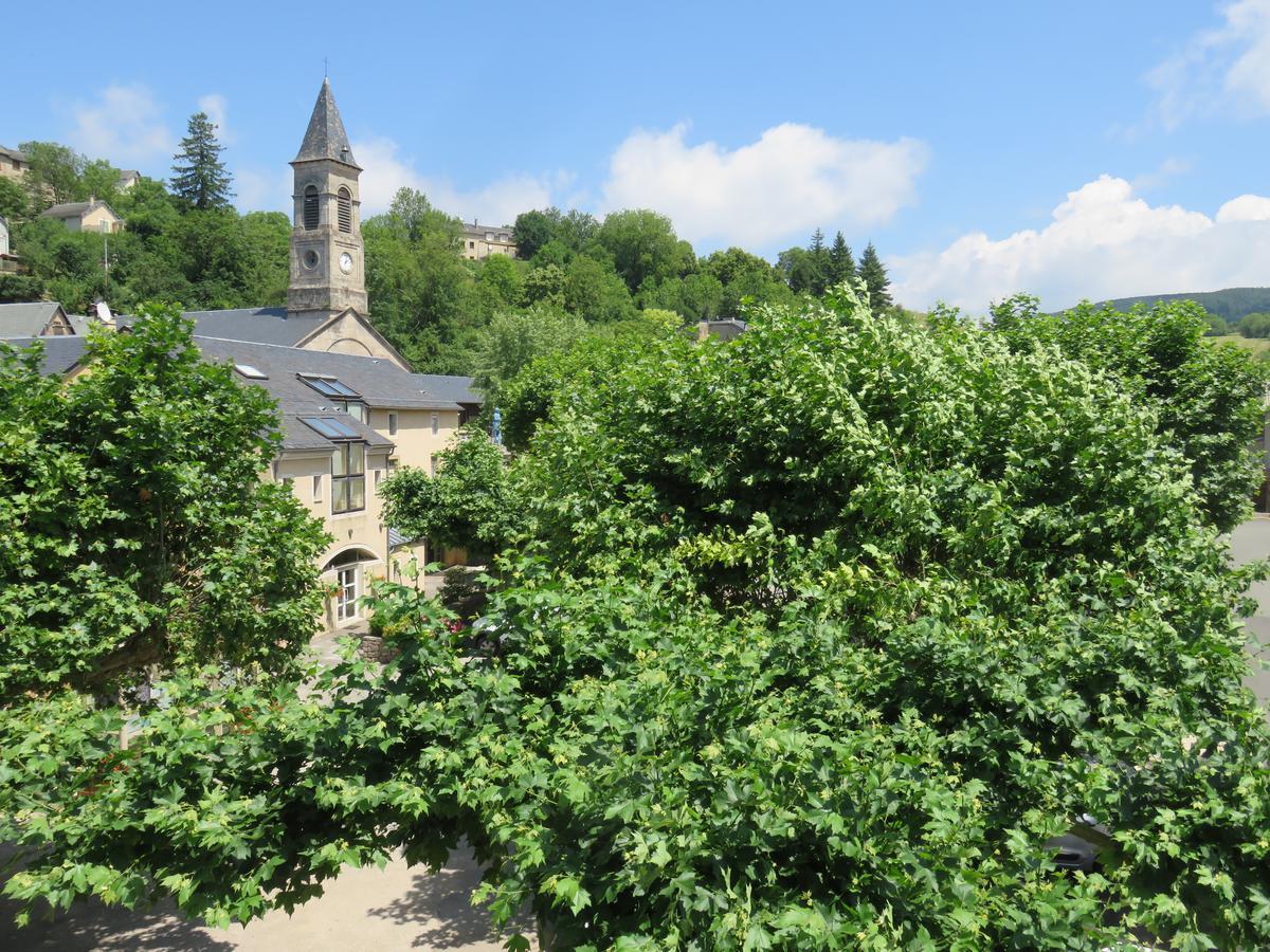 Cafe De La Place Gite & Chambres D'Hotes "Lou Pastre" Lanuéjols Exteriér fotografie